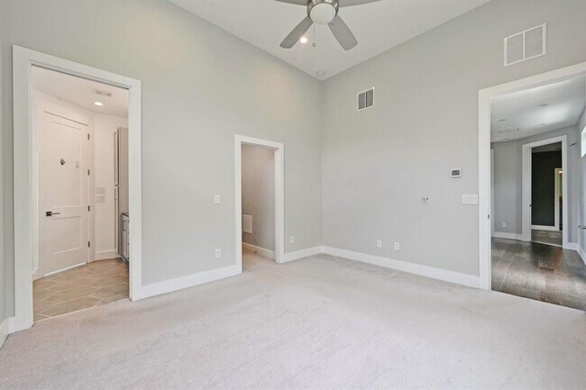 Building Photo - Chic on Chestnut!