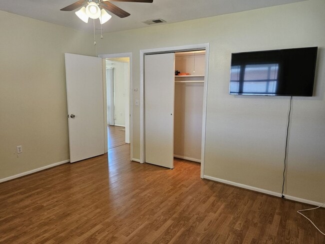 Building Photo - Annual Unfurnished 2 Bedroom, 2 Bath Duple...