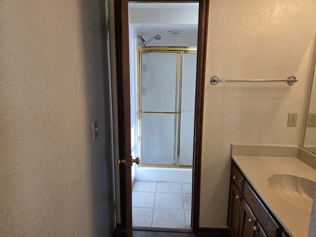 Building Photo - 2122 Meench Dr