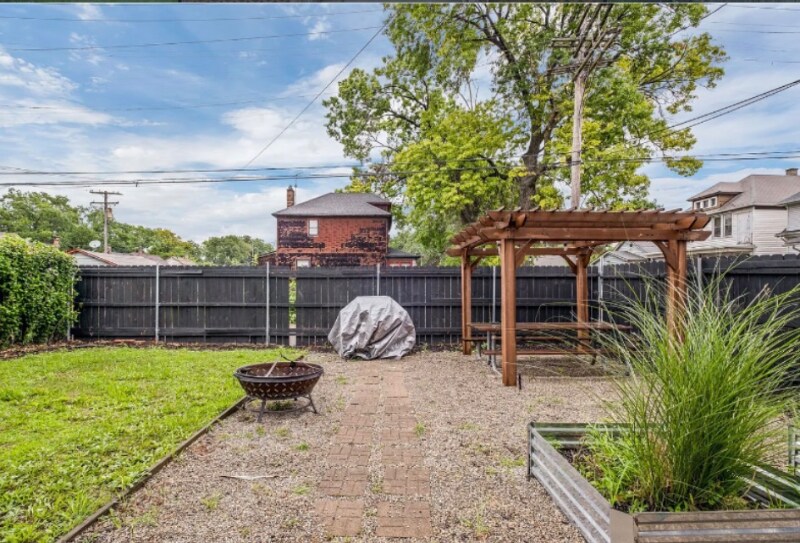 Building Photo - 1600 Central St