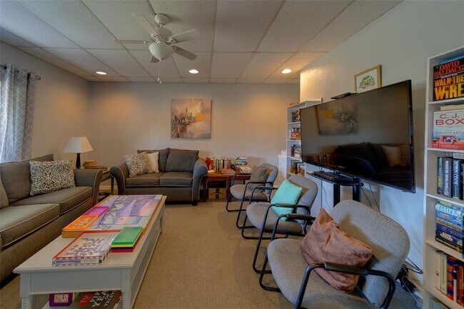 Building Photo - 13827 Mission Oaks Blvd