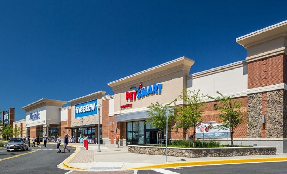 Pet Smart 5 minutes away - 2603 Hamlin St NE