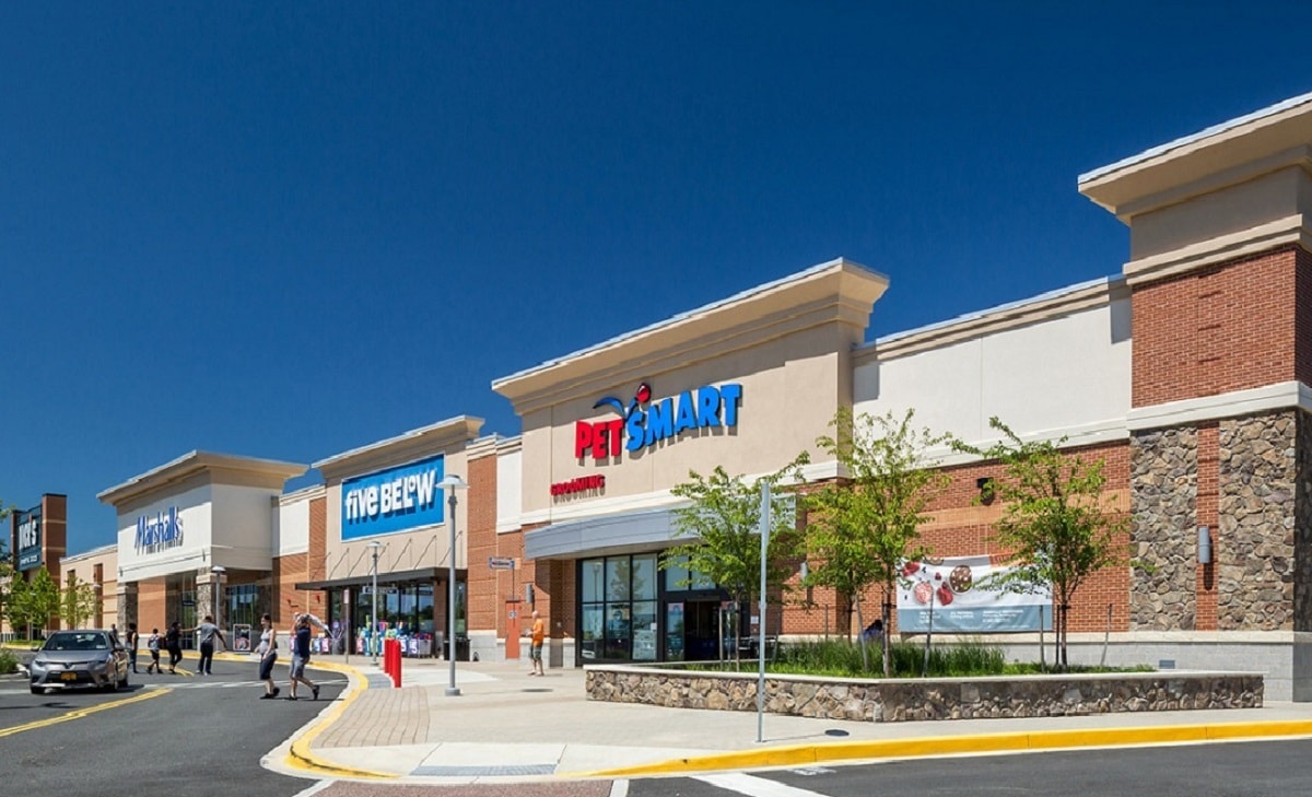 Pet Smart 5 minutes away - 2603 Hamlin St NE