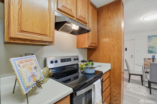 Building Photo - 101 Piccadilly Pl