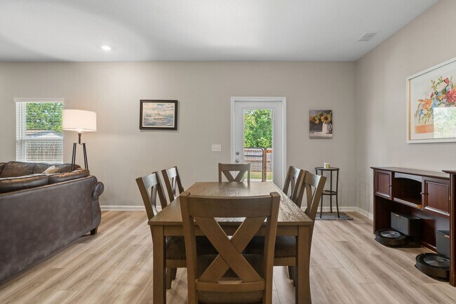 Building Photo - 6686 Sun Tree Cir