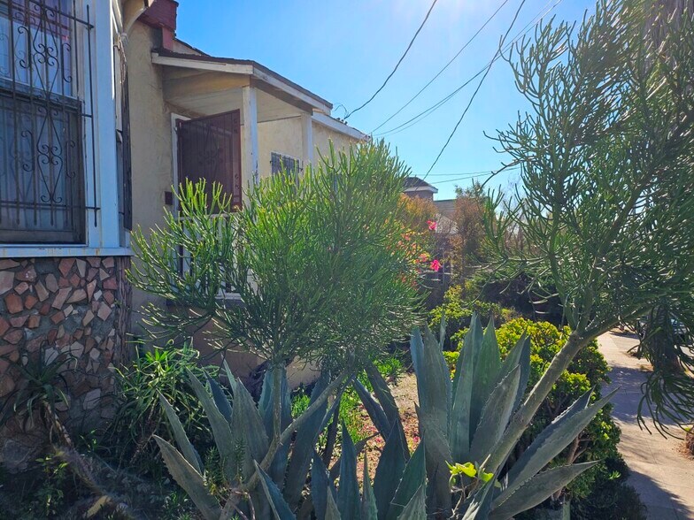 Building Photo - 1442 Lake Shore Ave