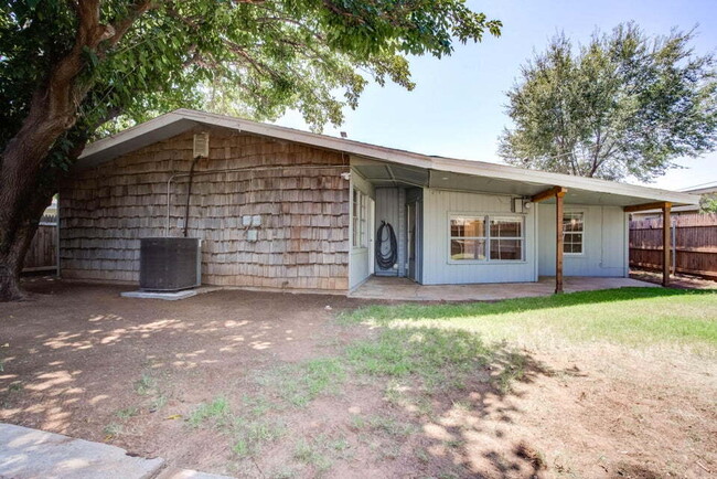 Building Photo - Beautifully Updated Home with Modern Ameni...
