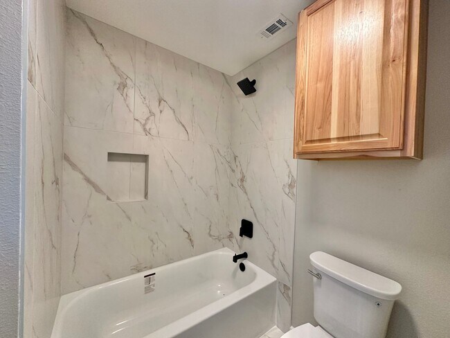 Building Photo - Charming Single-Story Brick Home Available! Whitehouse ISD!