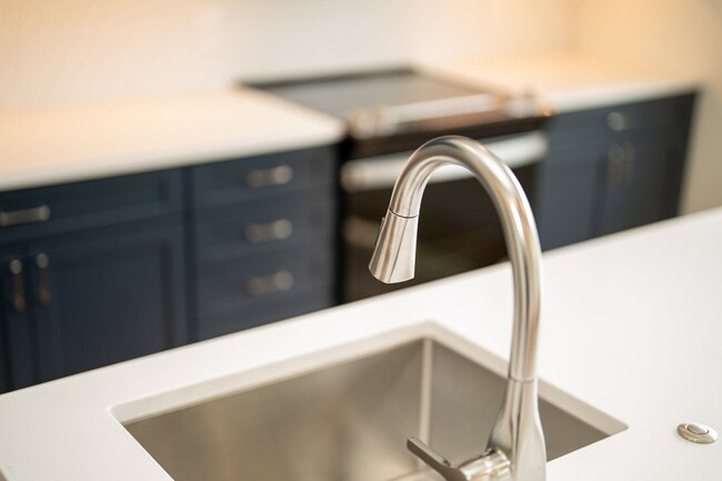 Building Photo - 102 W 6th St