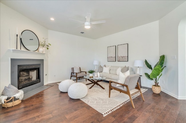 Building Photo - 1533 Kings Ct SE