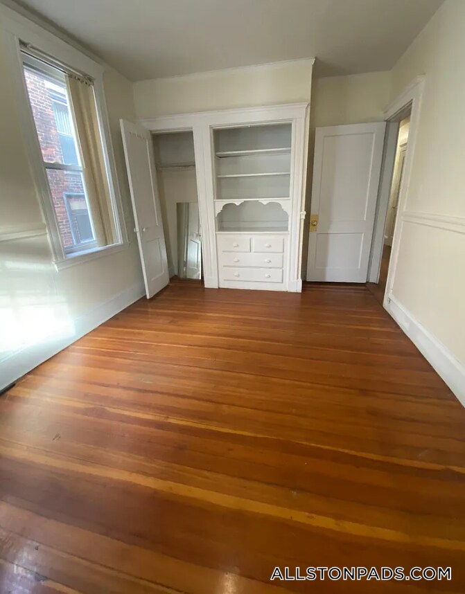 Building Photo - 11 Barrows St