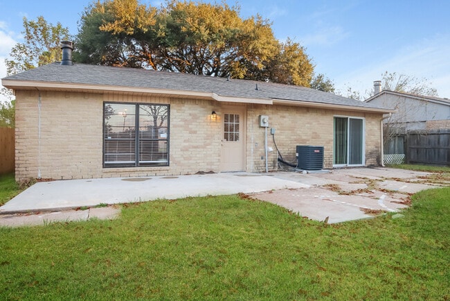 Building Photo - 5211 Parkridge Dr