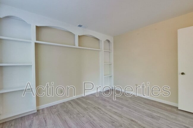 Building Photo - 1999 Garden Bing Cir