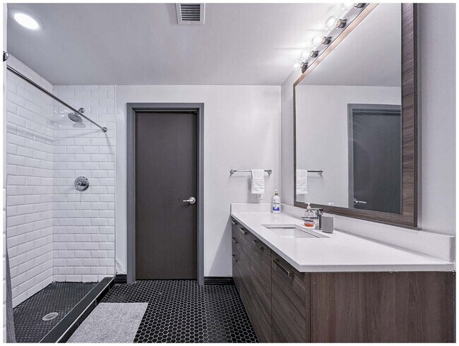 Building Photo - 555 Evergreen St