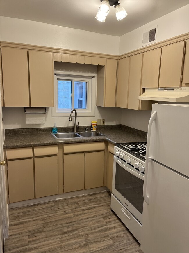 Building Photo - 1329 N Jenison Ave