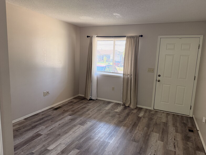 Building Photo - 1325 W Nottingham Cir