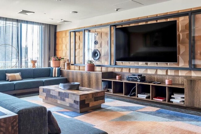 Building Photo - 121 NE 34th St