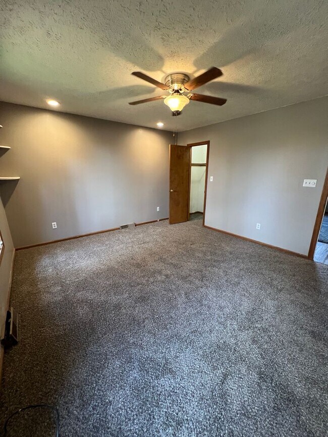 Building Photo - 4 bedroom/3 baths house