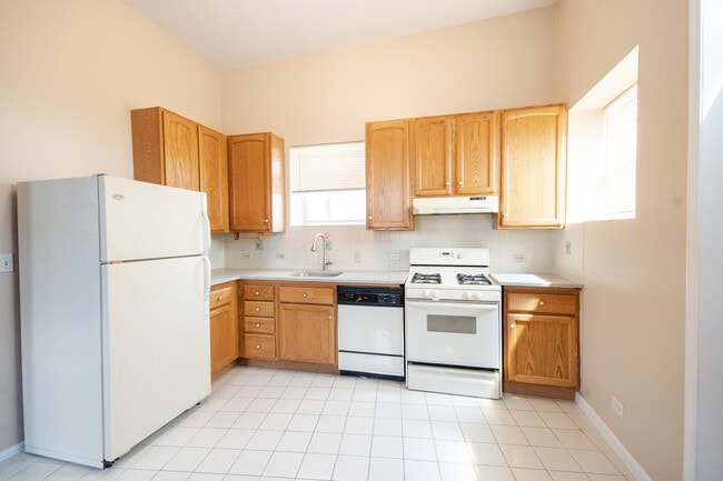 Building Photo - 2849 W Belmont Ave
