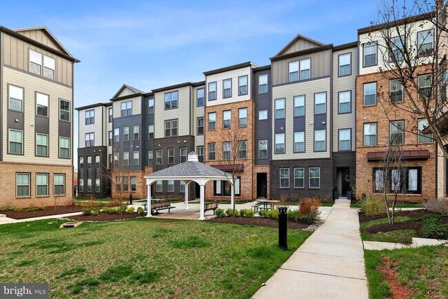 Building Photo - 46007 Woodpecker Sq