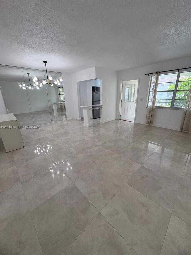 Building Photo - 541 Blue Heron Dr