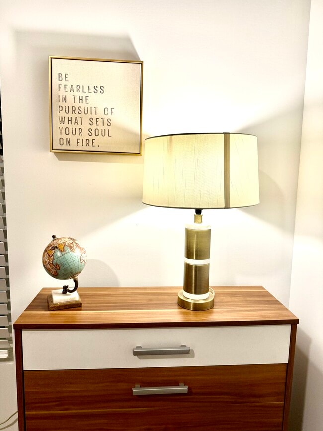 Building Photo - Luxury Townhome