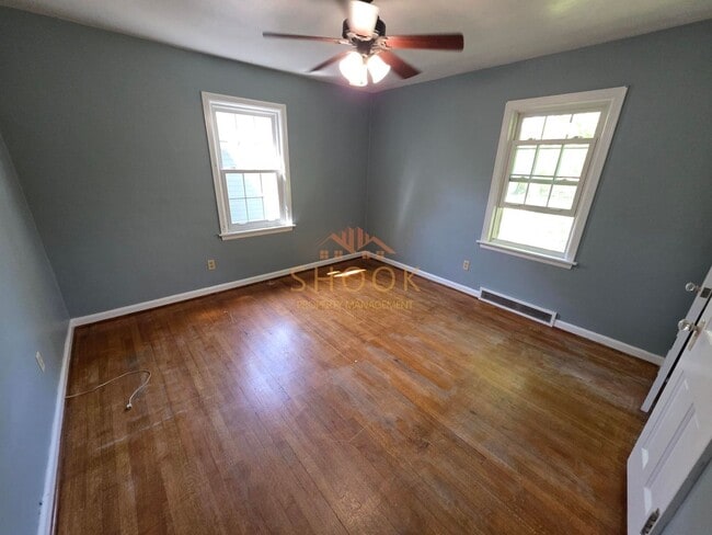 Building Photo - Cozy 3 BR Home Close to Campus and the Res...