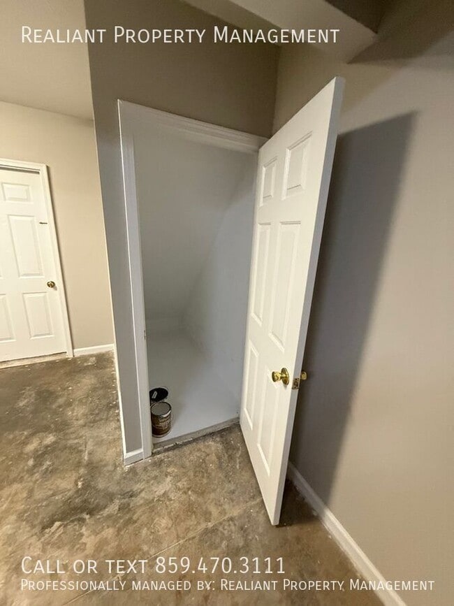 Building Photo - 221 Tanbark Dr