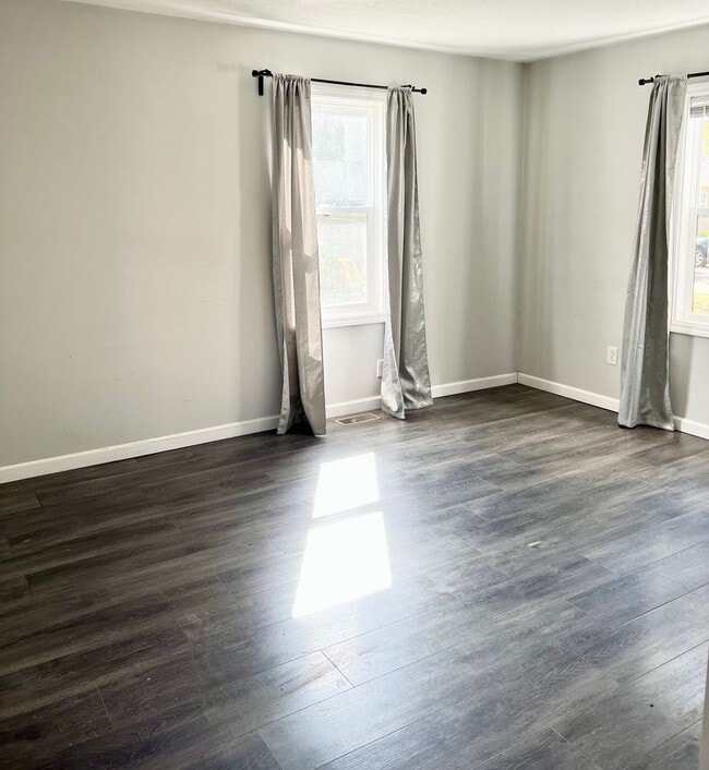 Building Photo - FREE SEPTEMBER RENT Your deposit moves you...
