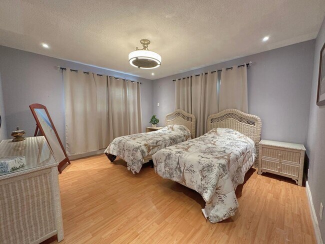 Building Photo - 300 NE 26th Ave