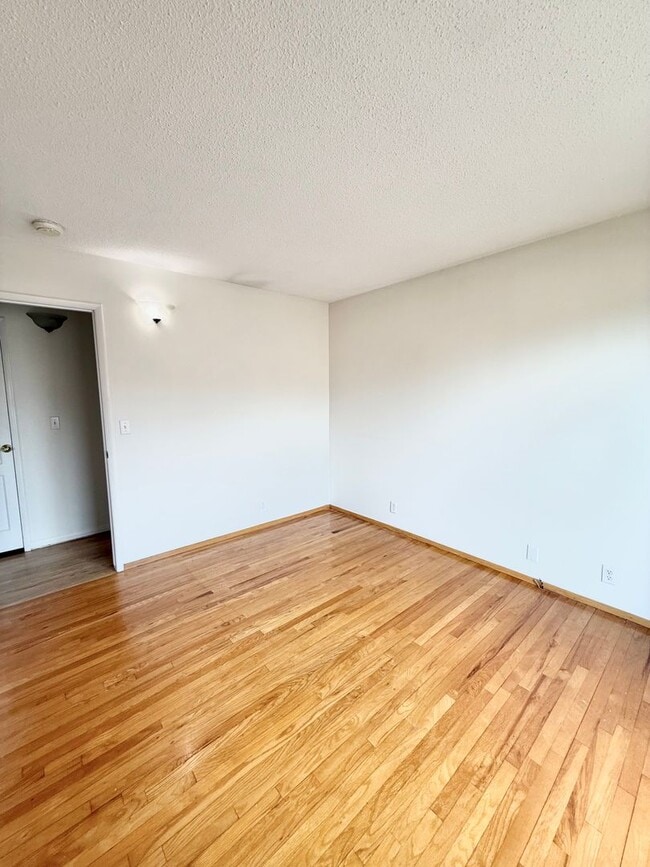 Building Photo - Charming 3 Bedroom 2 Bathroom Single Family Home Available June 5th *DO NOT DISTURB TENANT*