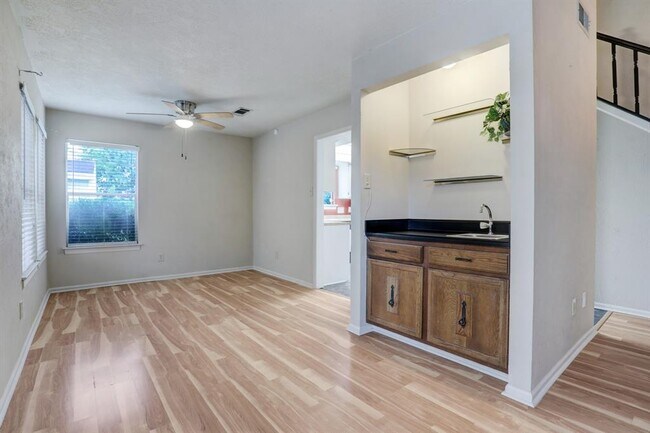 Building Photo - 15219 Silverman St