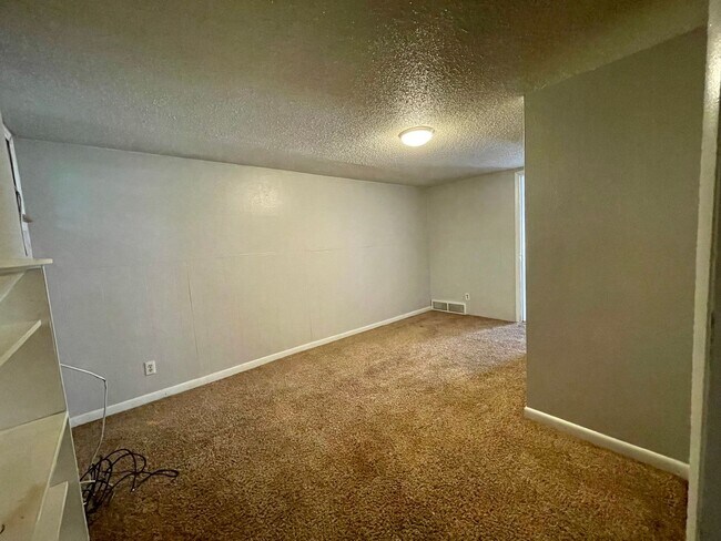 Building Photo - AVAILABLE NOW!! Move-In Special! Half Off ...