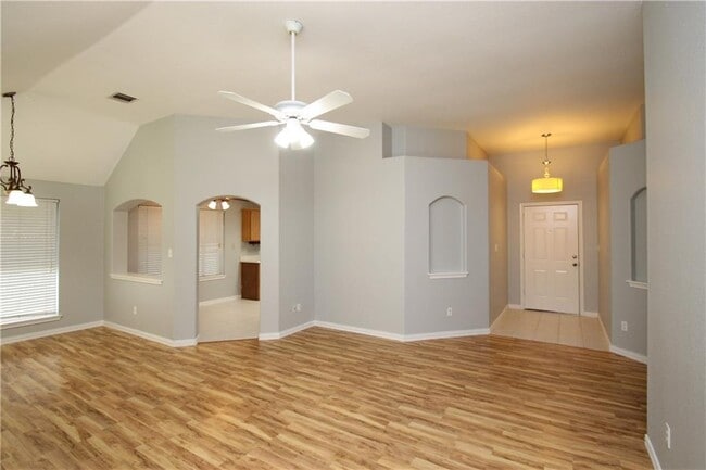 Building Photo - 613 Runners Ridge