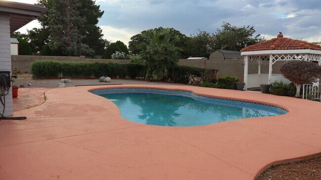 Building Photo - In Ground Pool