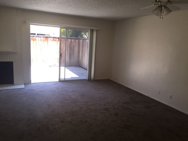 Building Photo - Carmel Valley Condo with garage