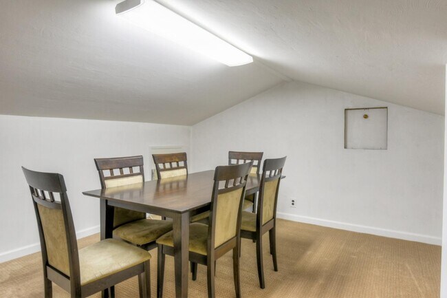 Building Photo - 546 Woodstock Way