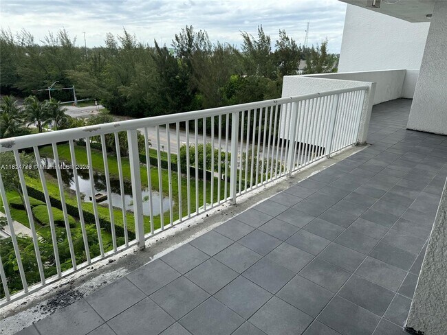 Building Photo - 15051 Royal Oaks Ln