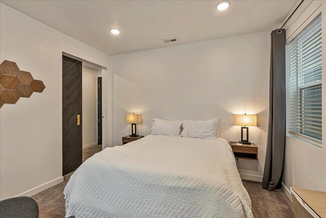 Building Photo - 623 E 460 S