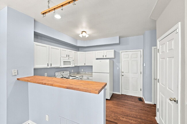Building Photo - $2,695.95 - 3 Bed, 2.5 Bath Newly Updated Townhome in Centennial with Central AC