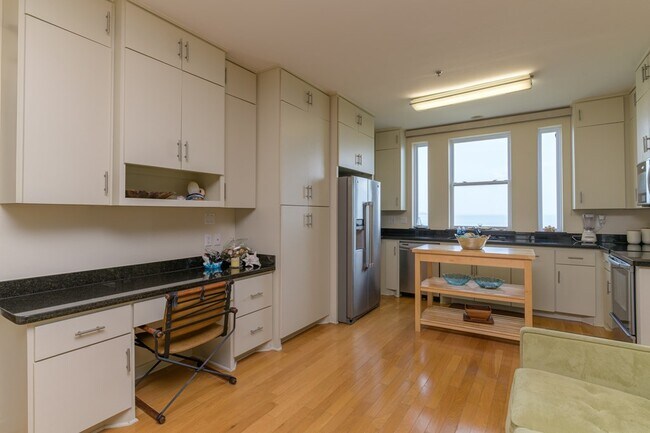 Building Photo - 100 Harbor St