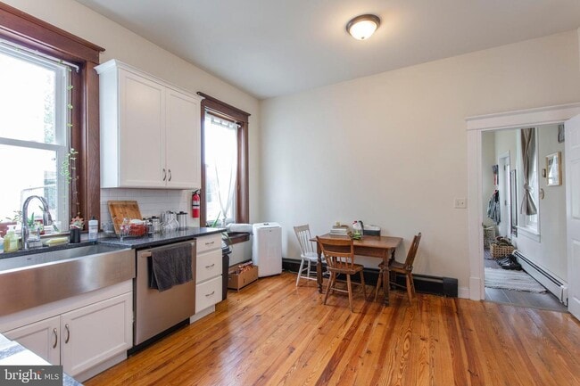 Building Photo - 423 E Philadelphia Ave