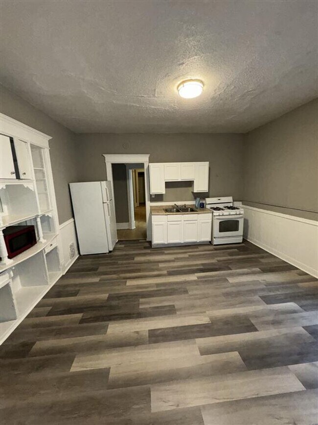 Building Photo - Spacious 4BR Upper Duplex Unit in the Hear...