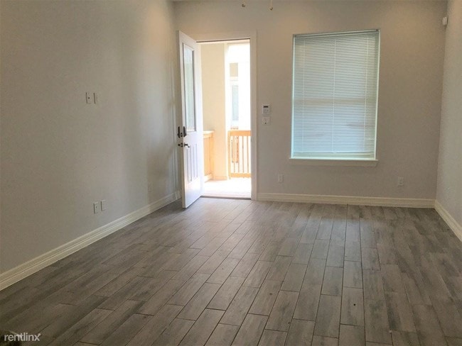 Building Photo - 107 E Acapulco St