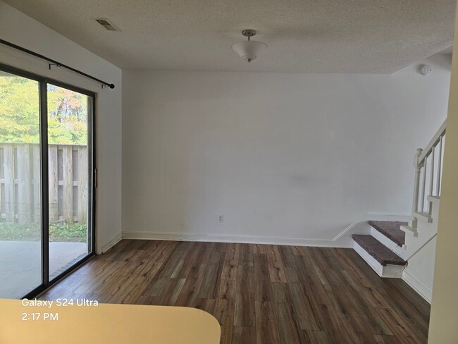 Building Photo - 3 Bedroom, 1.5 Bath Townhome - Price reduc...