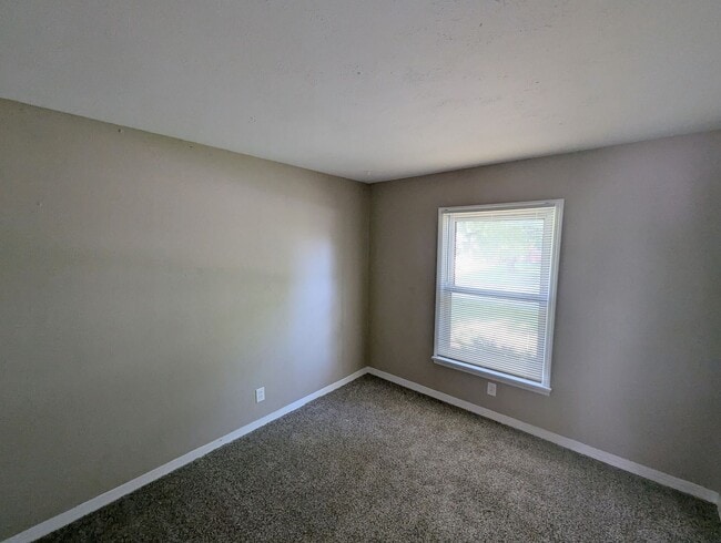 Building Photo - Room to Dream: Spacious 3-Bed in Spanish Lake