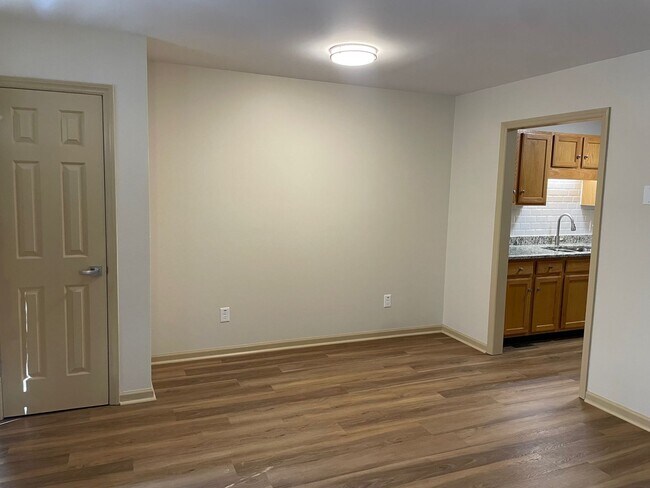 Building Photo - 1305