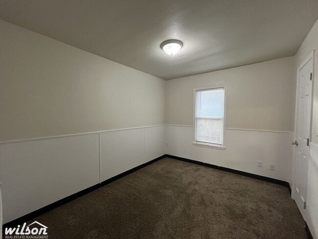 Building Photo - Updated Bungalow with 4 Bedrooms and 2 Full Bathrooms