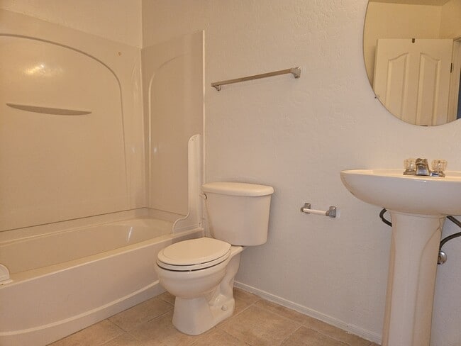 Building Photo - 3 Bed 3 Bath 2 CG Walking distance to Downtown Gilbert. Great Location