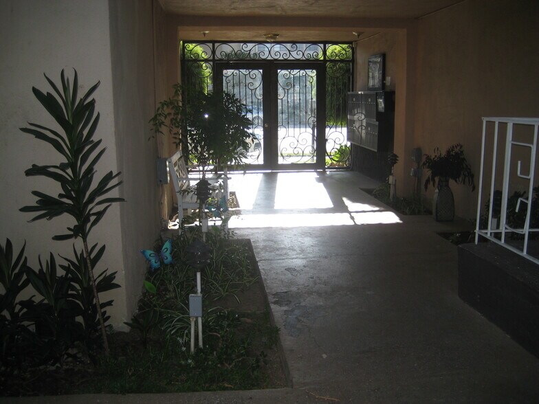 ENTRY WAY - 5150 Woodman Ave